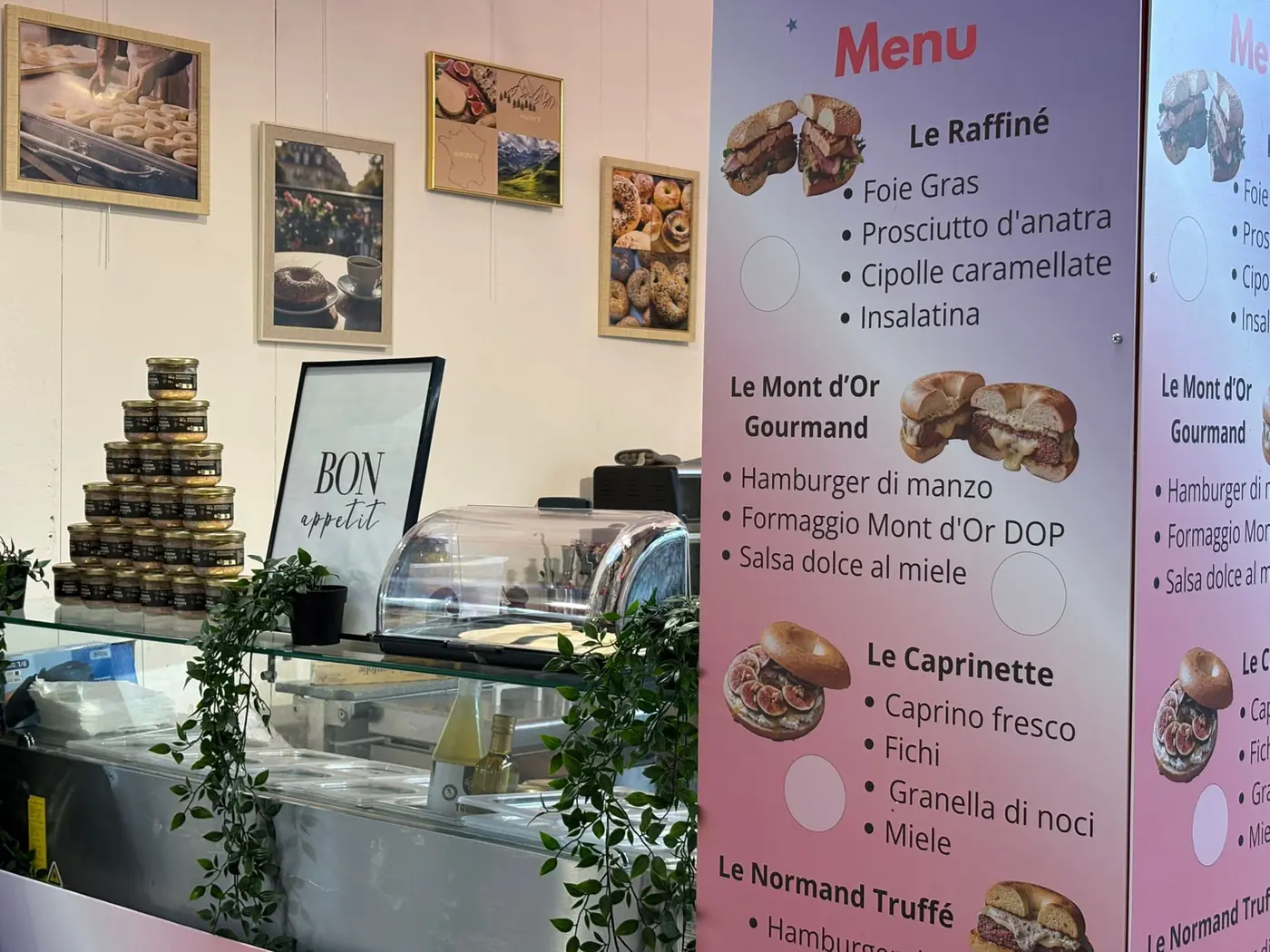 Stand événementiel de bagels avec menus affichés
