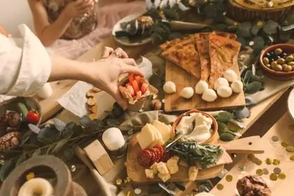 Table de bouchées, fromages et pizzas pour cocktail d'entreprise