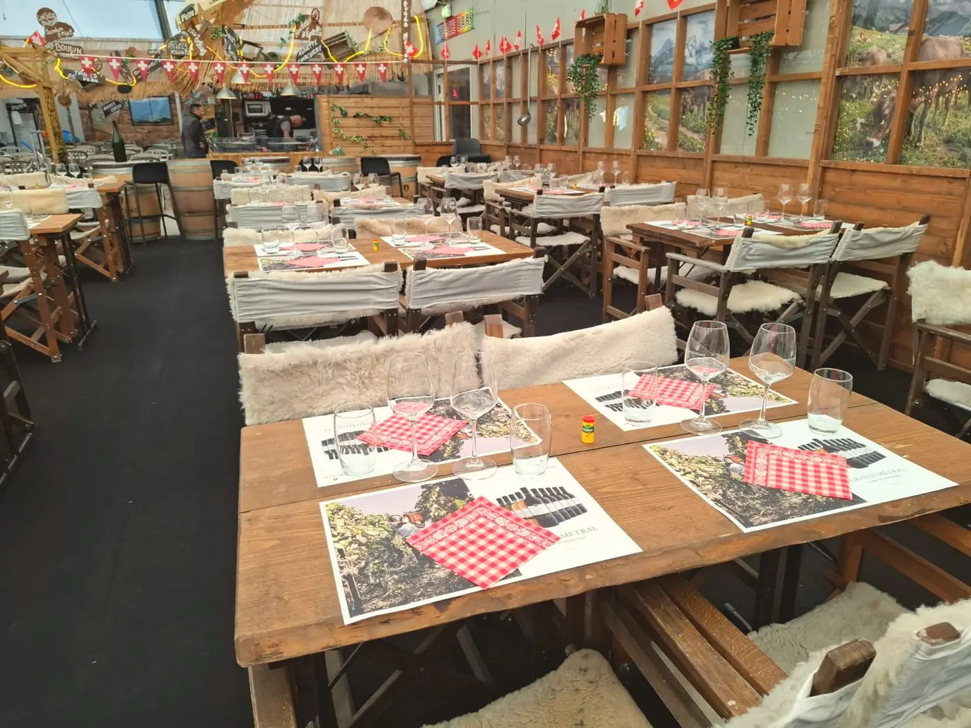 Salle dressée avec tables en bois et décor alpin