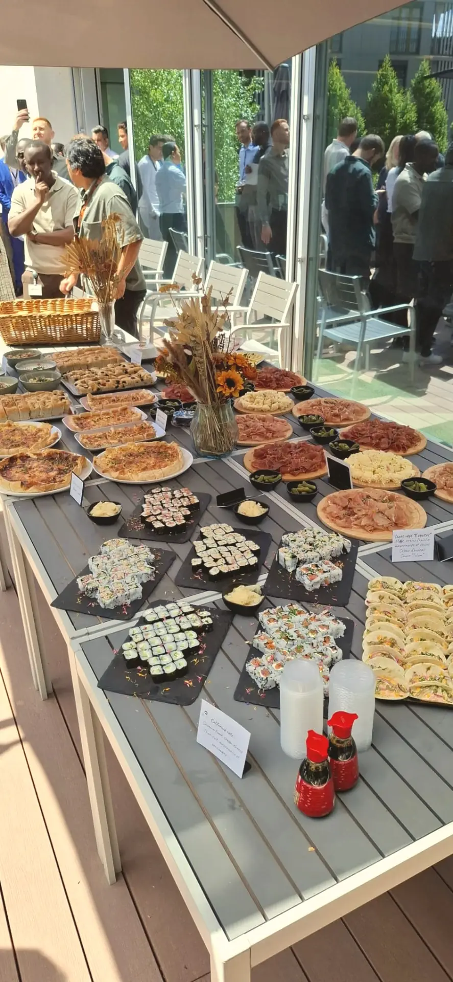 Buffet sushi, pizzas et tapas lors d'un événement d'entreprise en terrasse