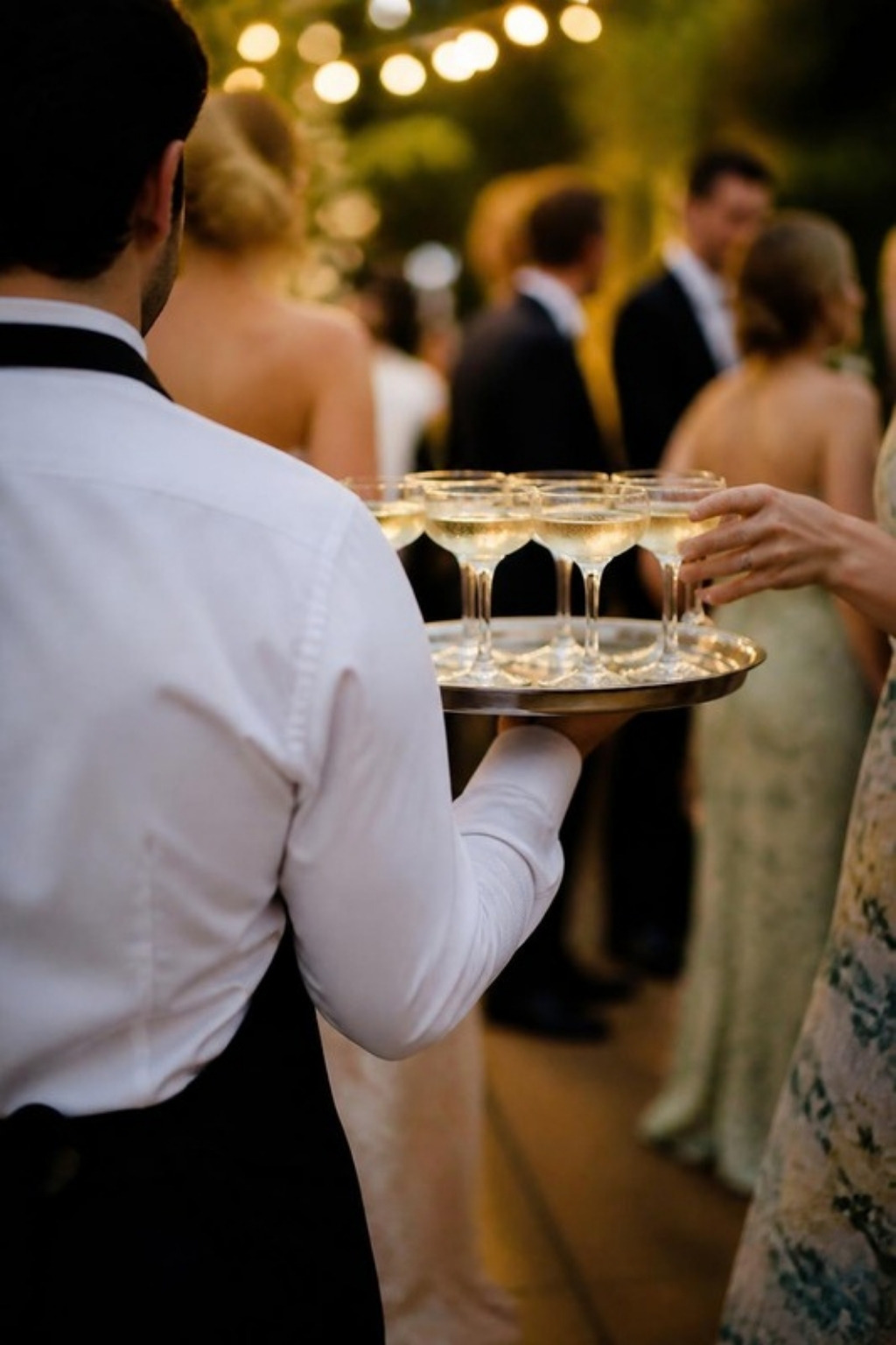 Service de mignardises au plateau, ambiance de réception